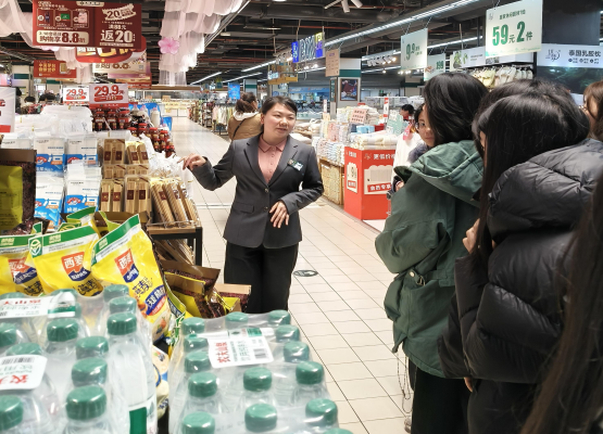 流光溢彩踐學(xué)路，鏈動(dòng)超市啟新程——物流管理專業(yè)2024級(jí)學(xué)生赴北京華聯(lián)超市開展認(rèn)知實(shí)習(xí)紀(jì)實(shí)